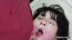 Afspelen Een vreemde meid wordt naar het anale gekkenhuis gebracht voor ongeremde BDSM-behandeling en kontlikken